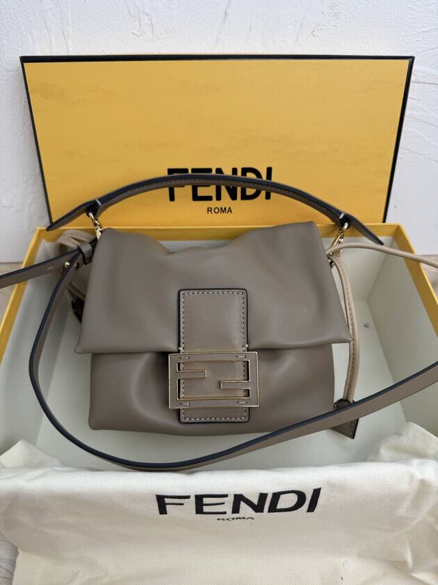 正品级 小号鸽子灰 全新的Mamma Baguette来喽，法棍与福袋的双结合，全网最温柔的包包没有之一，软软糯糯的小羊皮也太细嫩了，既慵懒又高级！标志性的五金