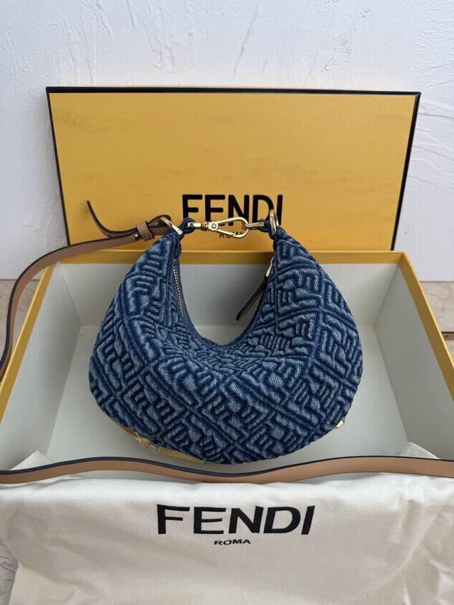 正品级 牛仔蓝压字 新尺寸小号Praphy腋下包，以月牙造型为特色，把经典金属大Logo[Fend1]装饰在包包底部，包包的轮廓很贴切身体的线条，背在腋下的时候