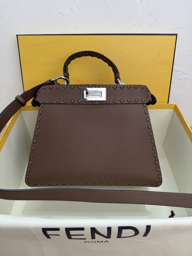 正品级 Fend1Peekabooiseeu中号手袋,荔枝纹小牛皮材质,两侧缀以经典的扭锁,软纳帕皮革衬里,两个隔层由硬质隔板隔开,配有系扣内部口袋和金色金属件 正品级 Fend1Peekabooiseeu中号手袋,荔枝纹小牛皮材质,两侧缀以经典的扭锁,软纳帕皮革衬里,两个隔层由硬质隔板隔开,配有系扣内部口袋和金色金属件