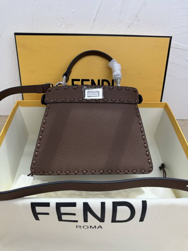 正品级 Fend1Peekabooiseeu小号手袋，荔枝纹小牛皮材质，两侧缀以经典的扭锁，软纳帕皮革衬里，两个隔层由硬质隔板隔开，配有系扣内部口袋和金色金属件