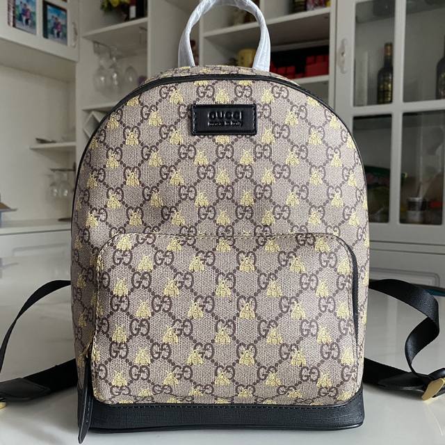 实拍# 款号：427042 尺寸：23.33.14 经典不过时的双肩包 一共2个尺寸 男女都可以背 容量很大！前面还有一个小口袋 外出旅游出行必备！～