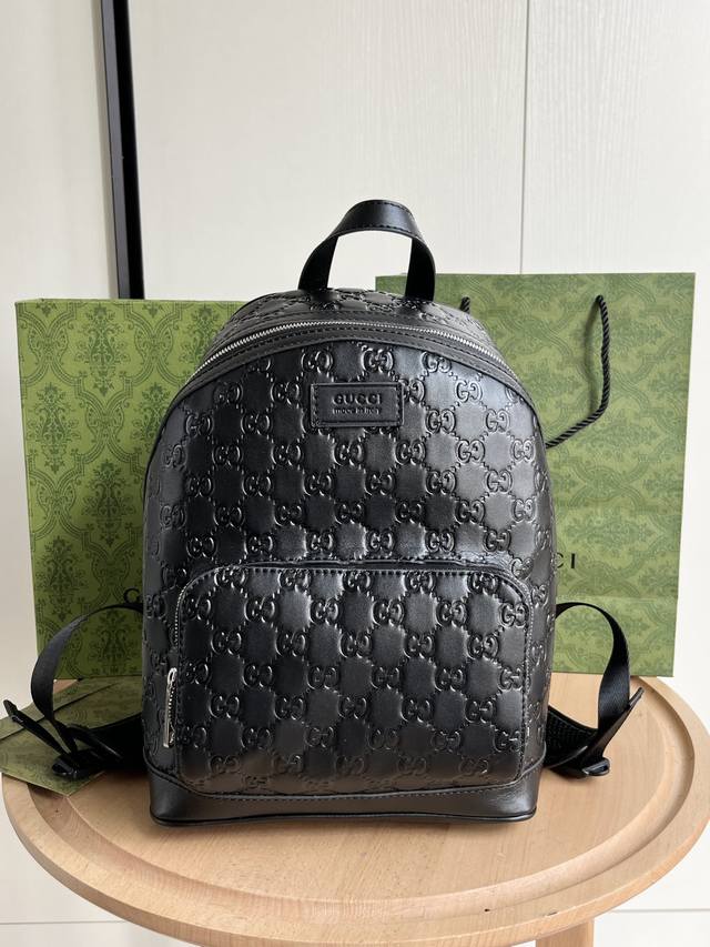 实拍# 款号：427042压花 尺寸：253211 经典不过时的双肩包 一共2个尺寸 男女都可以背 容量很大！前面还有一个小口袋 外出旅游出行必备！～