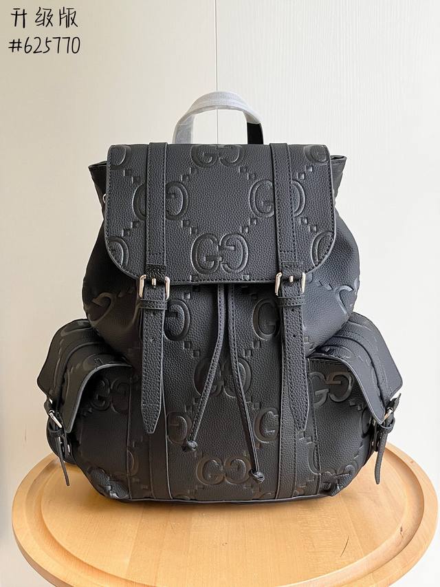 实拍# 款号：625770 尺寸：34X41X12Cm 以其柔软和稍微有光泽的完成而闻名，Gg 皮革在今年秋季前的系列中运用了纹理，在黑色穿孔皮革基座上压花了房