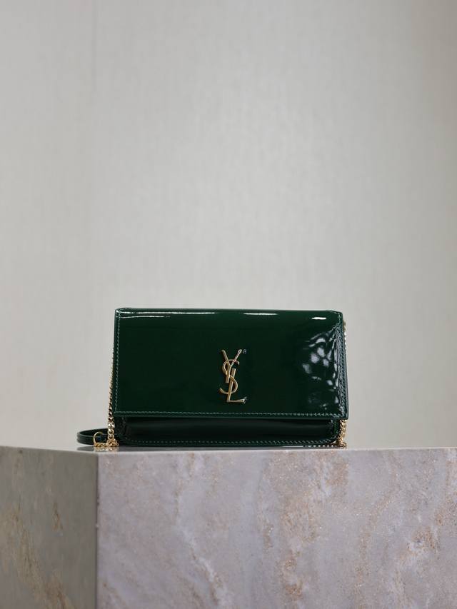 绿色漆皮 Monogram Phone Holder迷你款小包_ 对于现在超级流行的小包风潮，这款绝对值得你入手的！颜值与实用性并存，Iphone Plus可纳