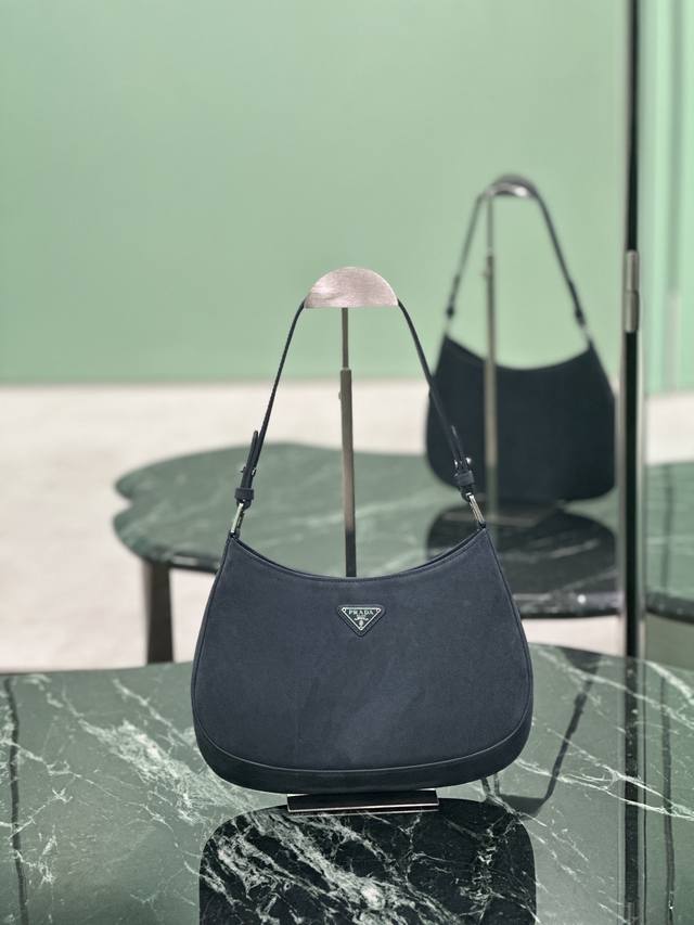 Cleo腋下包 磨砂蓝灰 今年大火的中古款腋下包 一直很受欢迎 ，采用麂皮磨砂异形的包型设计 又酷又时尚，容量足够用 轻便能装 又不过时真是太完美，复古Feel