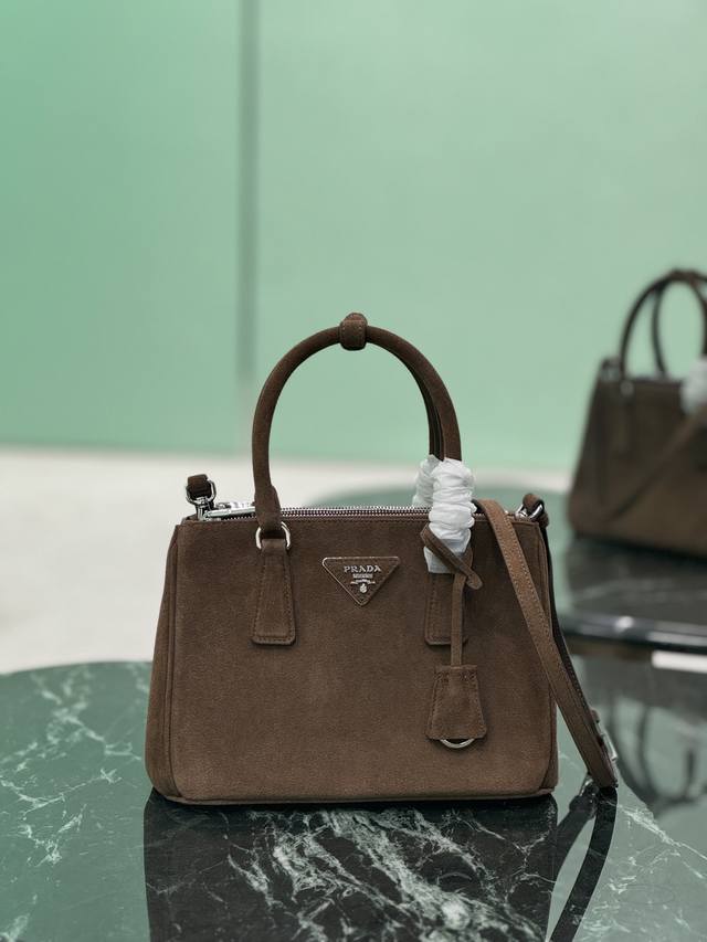 绒面麂皮杀手包 采用进口十字纹牛皮.顶级拉丝五金 Galleria 手袋设计经典隽永，最具标志性意义的杀手包并配有多个口袋和一条可拆卸肩带，经典时尚百搭款。 尺