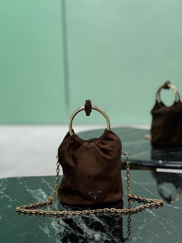 麂皮水桶包 这款迷你水桶包采用柔软的麂皮革材质,金属圆环提手设计,可拆卸链条肩带,上身效果百分百回头率!简约又时尚又可爱容量超大。 尺寸:长15X高19X底8C 麂皮水桶包 这款迷你水桶包采用柔软的麂皮革材质,金属圆环提手设计,可拆卸链条肩带,上身效果百分百回头率!简约又时尚又可爱容量超大。 尺寸:长15X高19X底8C