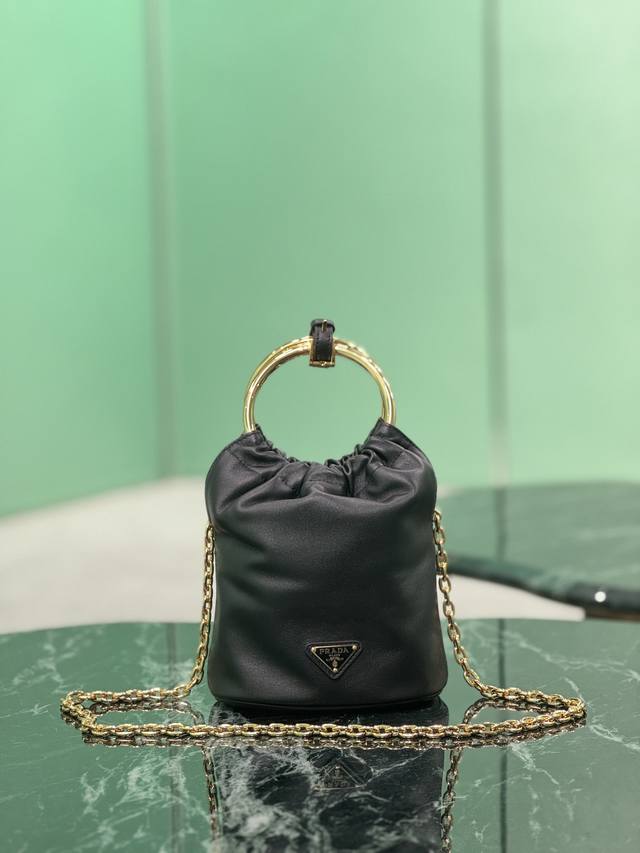 新款水桶包 这款迷你水桶包采用柔软的Nappa皮革材质，金属圆环提手设计，可拆卸链条肩带，上身效果百分百回头率 简约又时尚又可爱。 尺寸：长15X高19X底8C