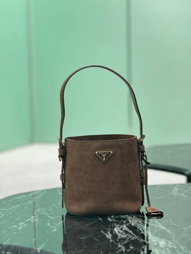 绒面麂皮水桶包 這款靈活易搭的水桶袋設計極簡，以柔軟的麂皮磨砂皮製作。肩带可调节，内配进口羊皮，答量空间大，上身效果又时尚潮流，冬天搭配绝~ 尺寸：长22X高2