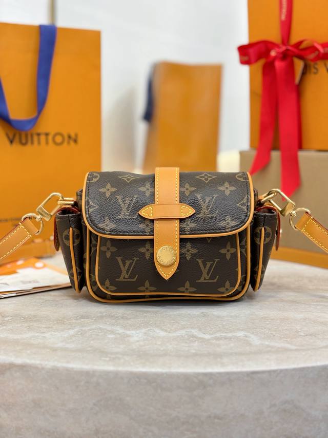 Cargo 迷你手袋 M14742老花 本款 Cargo 迷你手袋出自 Monogram Archive 系列 选用柔软 Monogram 涂层帆布塑造都市构型