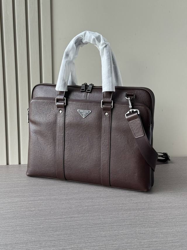 厂价 。 最高版本原厂皮顶级原单配专柜全套包装 顶级专柜老鼠高端狠货2025最新火爆款普拉达手提公文包大量出货啦,叫嚣专柜货顶级原单货纸上谈兵吹牛皮的咱不会，请