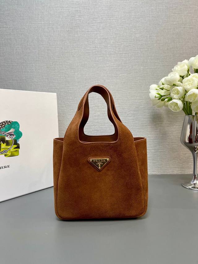 厂价 。 最高版本原厂皮顶级原单配专柜全套包装 顶级原单 新款 小号 Mini菜篮子1Ba349磨砂皮这款Mini菜篮子采用进口磨砂皮，内配进口小羊皮，格层多多