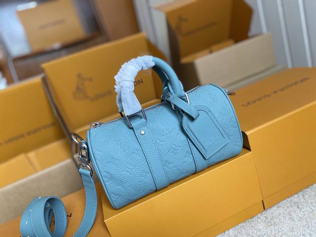 顶级原单 M13866 灰绿经典 Keepall 系列再添新颖迷你设计。Monogram Macassar 帆布浸染 Virgil Abloh 的标志性亮色之一