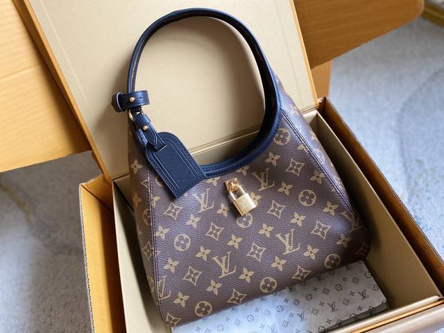 Mb全刚 M12940支持Nxp芯片感应 163 动态芯片本款 The Drop 小号手袋向 2018 年问世的 Flower Hobo 手袋汲取灵感，以经典