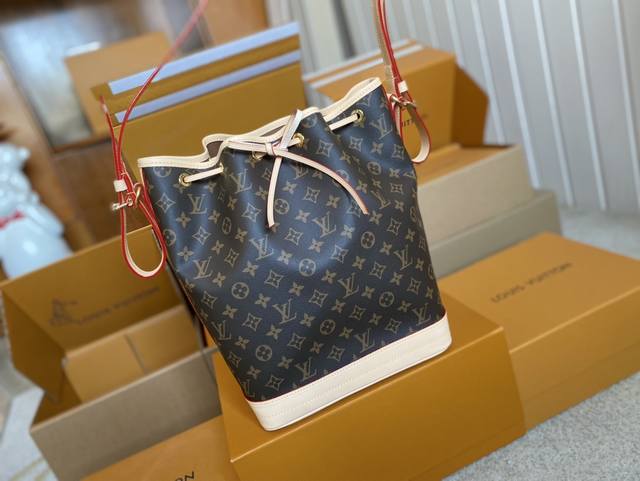 顶级原单 M42224支持Nxp芯片感应 动态芯片应一位香槟酒商的要求，加斯顿-路易威登设计了这款经典的 Noé 手袋，此包牢实而时尚，包内可装纳五瓶汽酒。时值