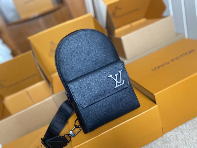 顶级原单 M23736 黑色克标扣全皮胸包系列 Zjm Hx Pilot Slingback 手袋 飞行员吊带包 灵感来源于备受喜爱的外卖背包，圆形轮廓和前翼，