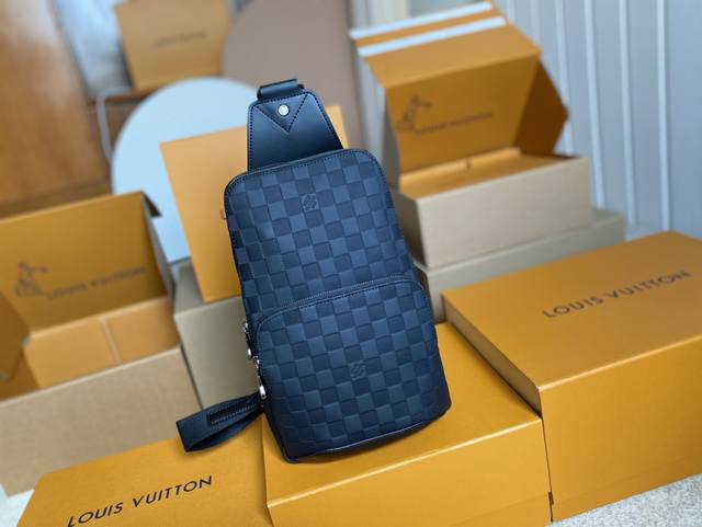 顶级原单 N41 运动风糅合休闲气息，这款Avenue单肩包以Damier Infini皮革制作，是您在城中的尤其理想袋款。小巧轻盈，袋形贴合身体曲线，是现代活