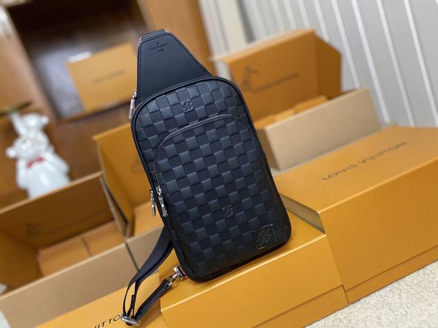 顶级原单 N45303压格支持Nxp芯片感应 动态芯片本款 Avenue 单肩包于 Damier Infini 皮革表面压印经典棋盘格纹，可在不影响柔软质感的同