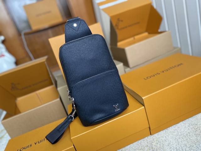 顶级原单 M30443 Avenue 单肩包采用 Taga 皮革勾勒标志性线条，点缀 Lv 字母，更有前拉链袋与内贴袋融入功能性，提供传统双肩包之外的潮流之选。