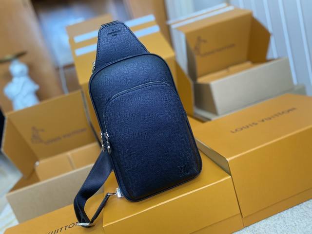 顶级原单 M30863黑色十字纹支持Nxp芯片感应 动态芯片男包胸包系列 Avenue 单肩包 M41719 采用 Taga 皮革勾勒标志性线条，点缀 Lv 字
