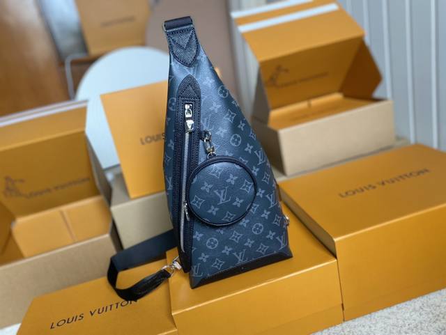 顶级原单 M30936 黑花 Duo 单肩包拼接 Monogram 帆布和 Taga 牛皮革，设有存放零钱或其他所需的可拆卸拉链袋和拉链侧袋，以悠闲格调诠释多元