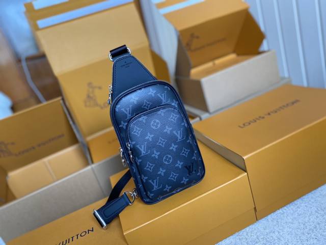 顶级原单 M47137 黑花 本款 Avenue 小号单肩包选用 Monogram Eclipse 涂层帆布，以精巧构型探索斜挎出行的潮流意趣。主隔层内袋确保稳