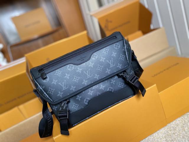 顶级原单 M12517黑花支持Nxp芯片感应本款 Voyager 小号邮差包以 Monogram Eclipse 帆布塑造舒适便携构型，可轻松容纳平板电脑、充电