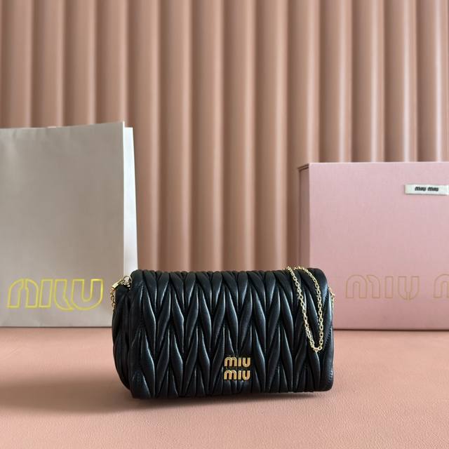 配置专柜全套包装原厂皮 缪家5Bp110 Miu Mi 新品链条包，顶级进口小羊皮，品牌经典标志性Matelasse纹理绣花，新设计可拆卸金属链条长肩带，翻盖吸