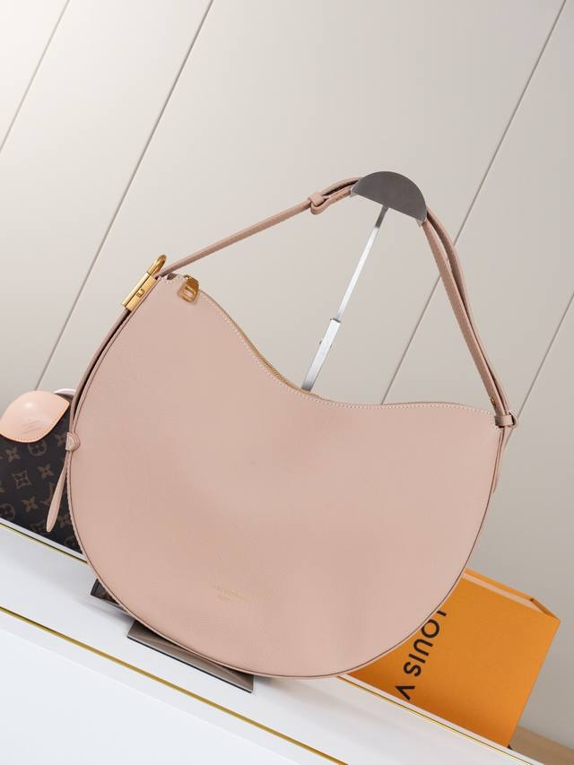 动态163C01芯片 M14635奶昔色 顶级原单 独家背景实拍 路易威登推出 Low Key Cookie 中号手袋，以典雅设计彰显品牌传承和精湛匠艺。柔软牛