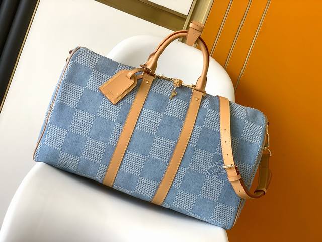 N40739本款 Keepall BandoulièRe 50 旅行袋以 Damier Denim 3D 棉质帆布释放夏日气息。棉布经过匠心裁切、漂白、染色、再 N40739本款 Keepall BandoulièRe 50 旅行袋以 Damier Denim 3D 棉质帆布释放夏日气息。棉布经过匠心裁切、漂白、染色、再
