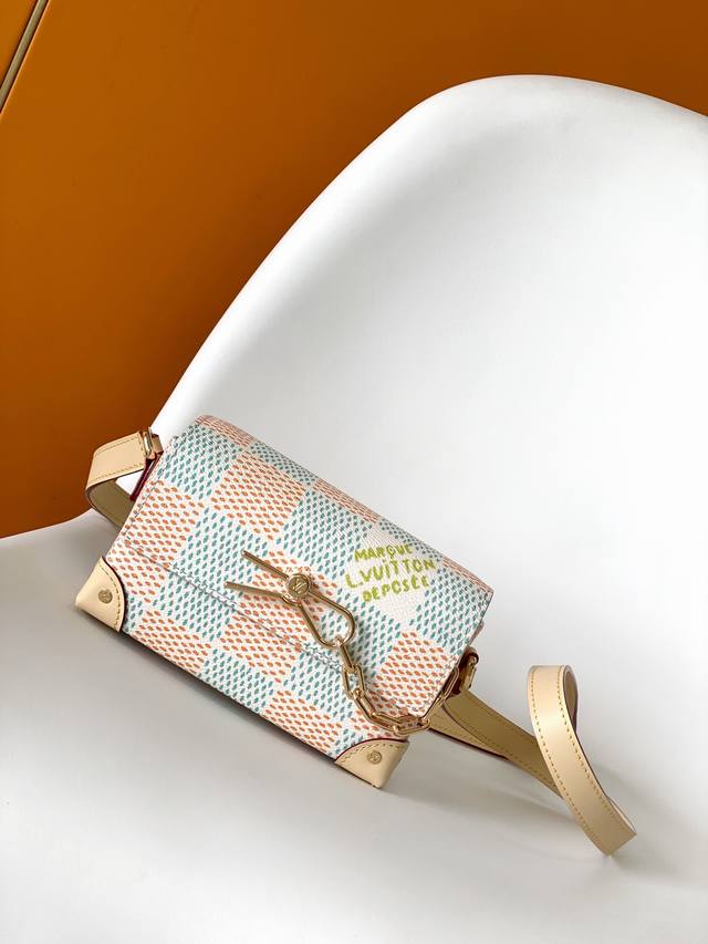 M40674 变码芯片 本款 Steamer 迷你手袋为 Damier Heritage 涂层帆布浸染别致色彩，借创意总监 Pharrell Williams