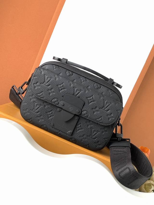 乌钢灰 不掉色五金 变码芯片 S Lock 邮差包 特级加强版 型号： M58489 皮料： 是意大利A级皮料 五金： 采用进口A级全钢五金 包装： 全套原厂M