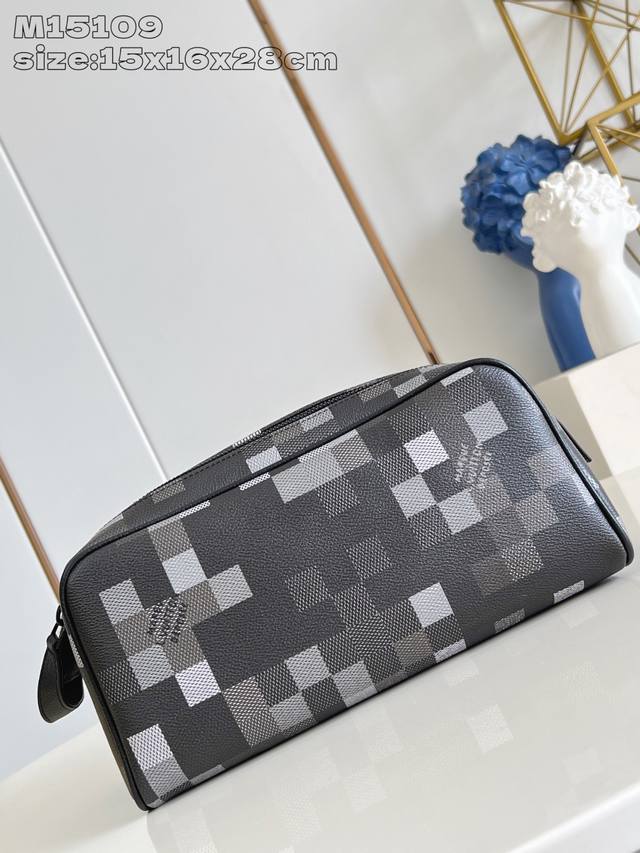 出厂价P 顶级原单 M15109 本款 Dopp Kit 盥洗袋以深邃 Damoflage Black 帆布搭配皮革饰边，释放摩登锋芒。双拉链与皮革手柄方便快速