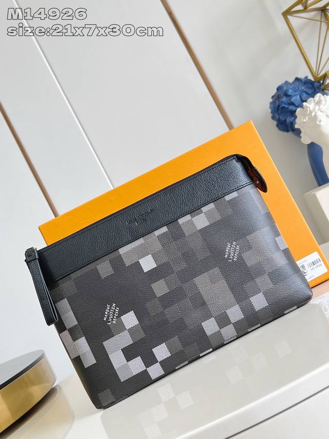 出厂价P 顶级原单 M14926 本款 Pochette Voyage Souple 手拿包以 Damoflage Black 涂层帆布塑造柔和廓形，并为其上铺