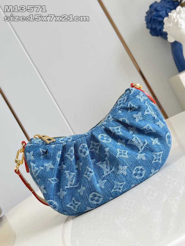 出厂价P 顶级原单 M13571 Pochette Valley 手袋取材 Monogram 棉质丹宁布，搭配撞色牛皮革饰边和耀目金属件，令经典设计绽放摩登风范