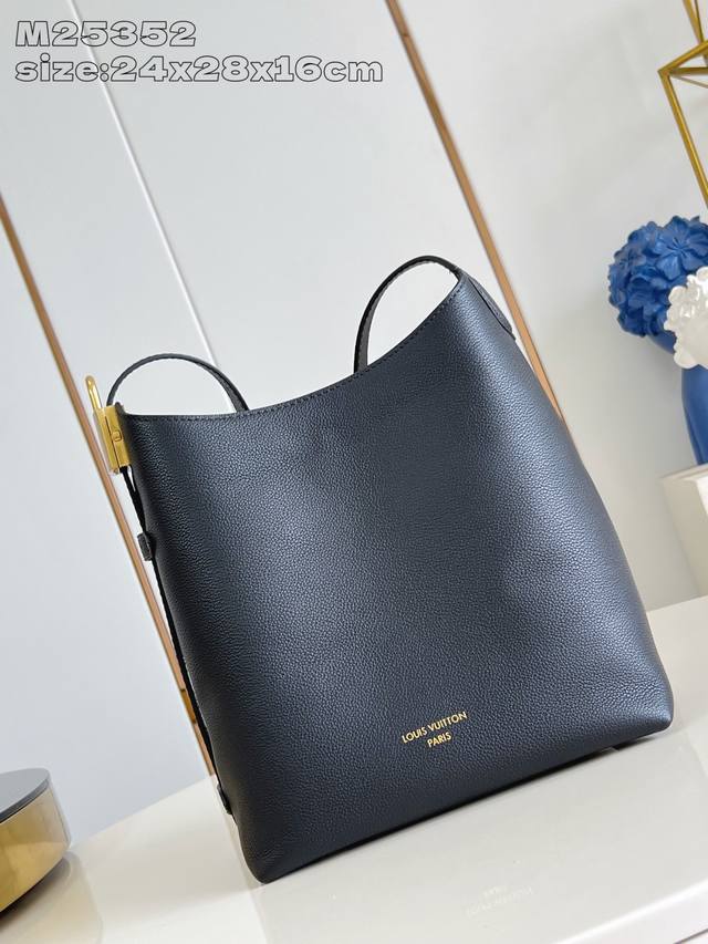 出厂价P 顶级原单 M25352黑 Low Key Hobo 小号手袋为光滑牛皮革搭配绒面牛皮革内衬,可容纳短款钱夹、大号智能手机、钥匙和其他小物。肩带可通过挂 出厂价P 顶级原单 M25352黑 Low Key Hobo 小号手袋为光滑牛皮革搭配绒面牛皮革内衬,可容纳短款钱夹、大号智能手机、钥匙和其他小物。肩带可通过挂