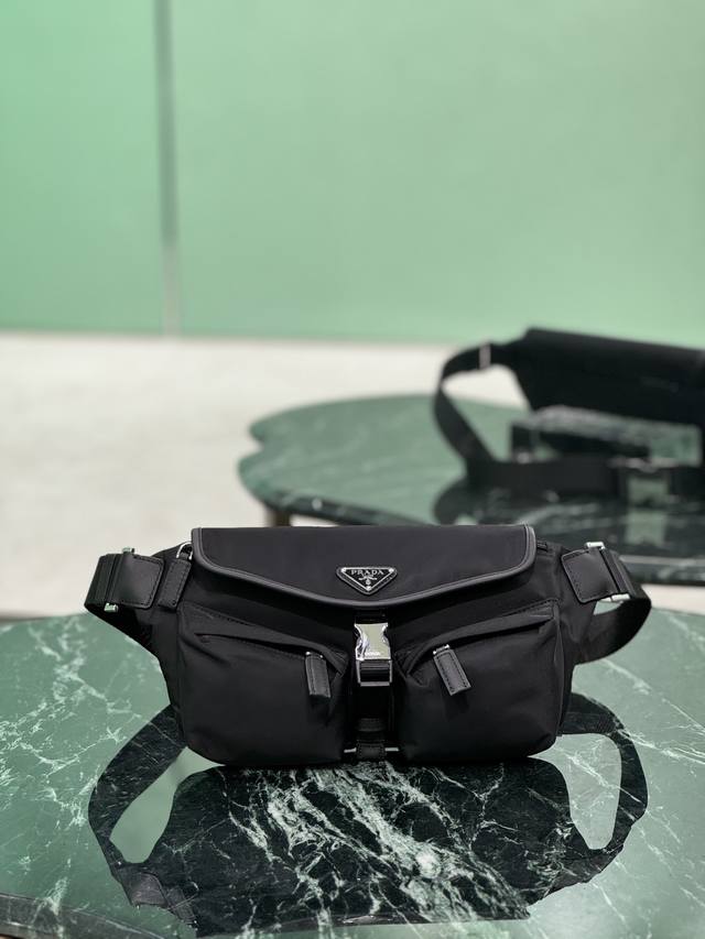 新款腰包 胸包 这款单肩包采用尼龙面料和小牛皮。彰显现代魅力， 可调式梭织尼龙肩带与侧面插扣，翻盖包口和侧面插扣，2个拉链外袋，背面拉链口袋。一包三用。单肩 胸