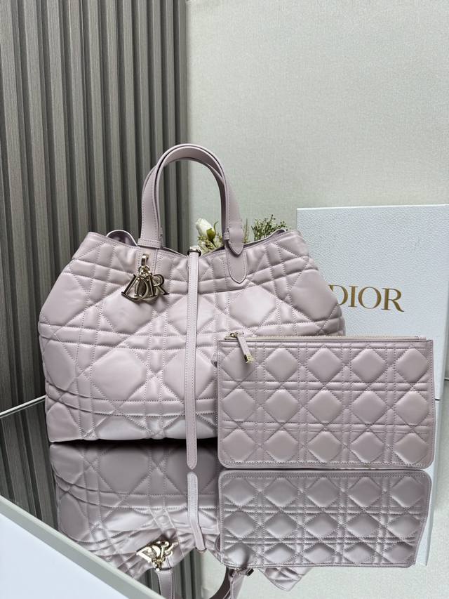 Dior Toujours手袋〔粉色大号〕 这款 Dior Toujours 手袋于二零二三春夏系列发布秀精彩亮相，休闲实用的设计别具一格。采用黑色牛皮革精心制