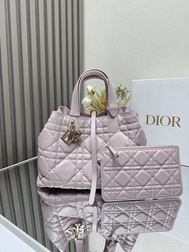 Dior Toujours 手袋〔粉色中号〕 这款Dior Toujours 手袋于二零二三春夏系列发布秀精彩亮相,休闲实用的设计别具一格.采用黑色牛皮革精心制