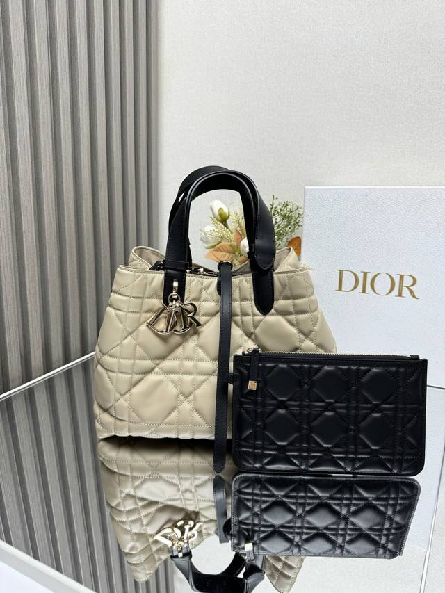 Dior Toujours 手袋〔中号杏色配黑色〕 这款Dior Toujours 手袋于二零二三春夏系列发布秀精彩亮相,休闲实用的设计别具一格.采用白色牛皮革