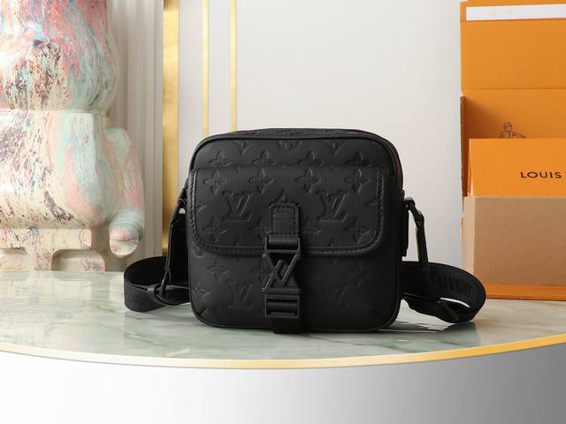 出厂价P 顶级原单 独家实拍 M12516黑色压花 本款Getaway邮差包拥有Monogram Shadow皮革的细腻Monogram压纹,以紧凑构型实现邮差 出厂价P 顶级原单 独家实拍 M12516黑色压花 本款Getaway邮差包拥有Monogram Shadow皮革的细腻Monogram压纹,以紧凑构型实现邮差