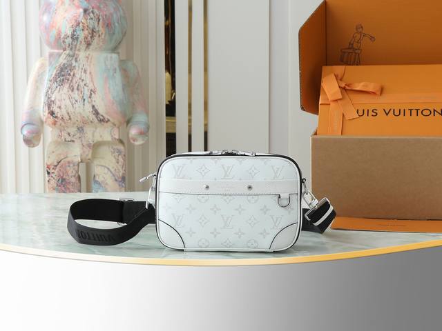 出厂价P 顶级原单 独家实拍 M31069白花相机包 Alpha 邮差包 M14073浅蓝 M82801蓝花 本款 Alpha 邮差包展现 Monogram 帆