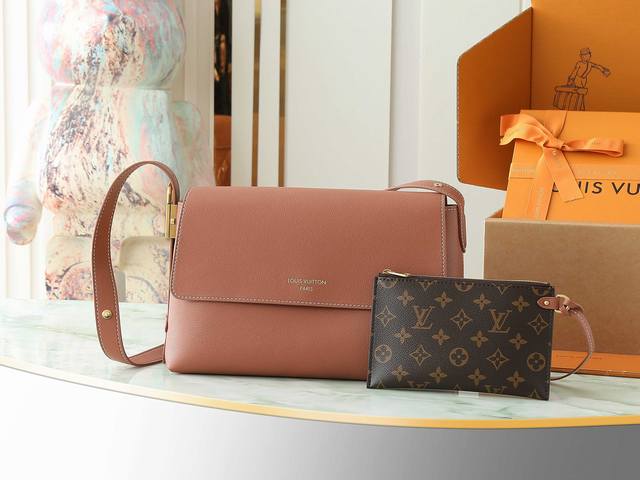 出厂价P 顶级原单 独家实拍 M13148黑色 M13151棕色 全皮单肩包 Low Key Messenger 手袋 介绍低键信使包，这是第一个加入标志性的低