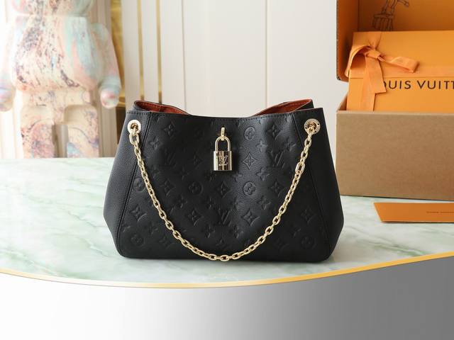 出厂价P 顶级原单 独家实拍 M14414黑色 本款 Anytime 小号手袋回溯诞生于 1988 年的 Promenade 手袋 以摩登笔触打造昼夜皆宜的别致