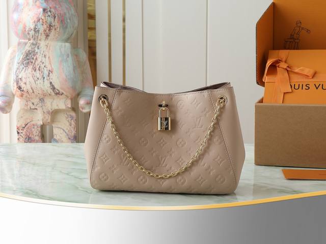 出厂价P 顶级原单 独家实拍 M14659 沙色 本款 Anytime 小号手袋回溯诞生于 1988 年的 Promenade 手袋 以摩登笔触打造昼夜皆宜的别 出厂价P 顶级原单 独家实拍 M14659 沙色 本款 Anytime 小号手袋回溯诞生于 1988 年的 Promenade 手袋 以摩登笔触打造昼夜皆宜的别