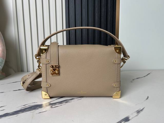 出厂价P 顶级原单 独家实拍 M25160杏色 M25072 全皮软盒子系列 Side Trunk 中号手袋 创意总监 Nicolas GhesquièRe 以 出厂价P 顶级原单 独家实拍 M25160杏色 M25072 全皮软盒子系列 Side Trunk 中号手袋 创意总监 Nicolas GhesquièRe 以