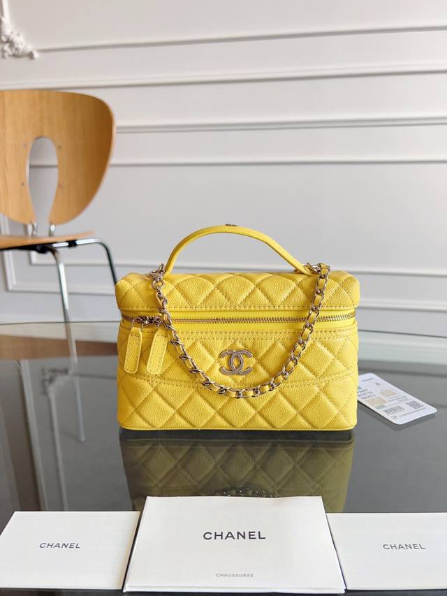 现货Chanel 25C Lp手柄化妆包盒子包 非常经典耐看的造型 容量也非常大 放两个大手机也绰绰有余 肩带还可以自由拆卸！超级推荐 皮料：Haas荔枝中小牛