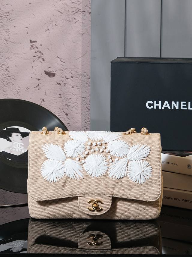 奶茶色 现货Ohanelvintage复古Jumbo包身亚麻编织！上面白色刺绣吸引眼球很适合度假的Bb很难找到哦松弛感来源一奶咖色！超绝松弛感Chanel包包给