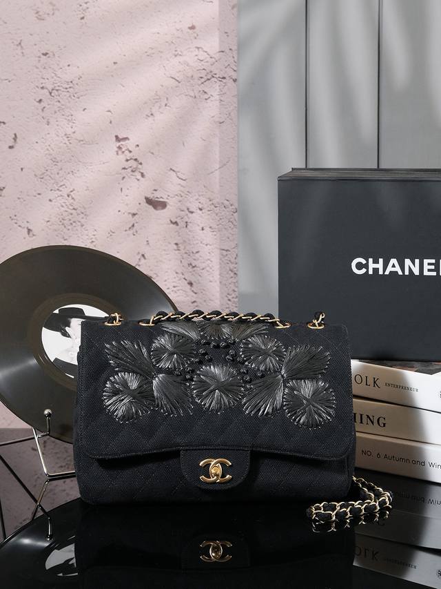 亚麻黑色 现货Ohanelvintage复古Jumbo包身亚麻编织！上面黑色刺绣吸引眼球很适合度假的Bb很难找到哦松弛感来源一奶咖色！超绝松弛感Chanel包包