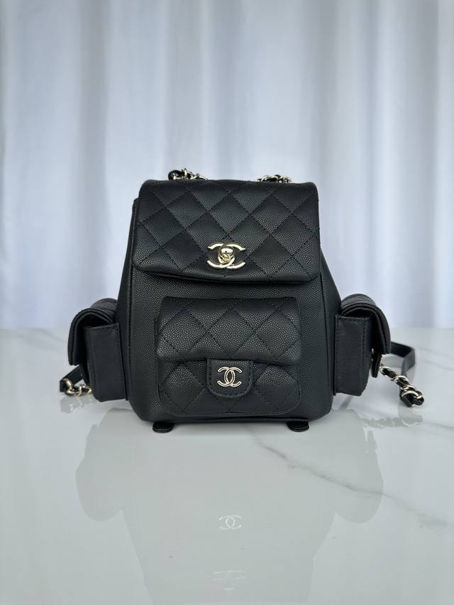 品牌:Chanel型号:4399黑色简介:原单质量，经典之作，华丽与气质的前沿，是你意想不到的尊贵。皮种:原单进口球纹牛皮，里配原版布。五金:原版五金配制尺寸: